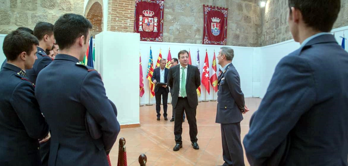 Vara recibe a los nuevos alumnos de la base aérea de Talavera la Real