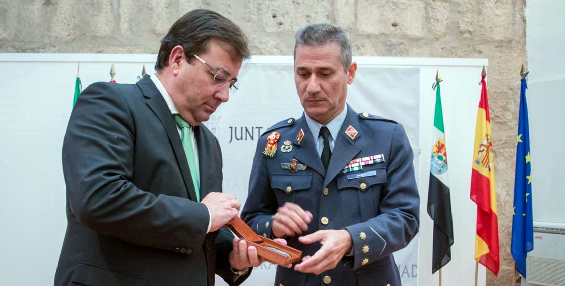 Vara recibe a los nuevos alumnos de la base aérea de Talavera la Real