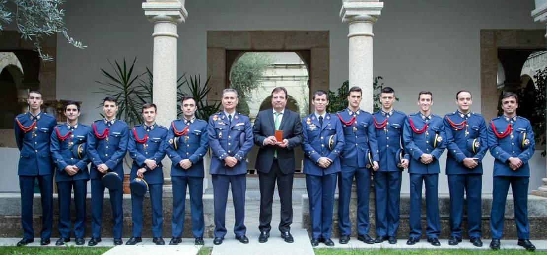 Vara recibe a los nuevos alumnos de la base aérea de Talavera la Real