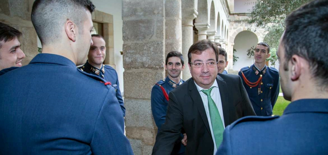Vara recibe a los nuevos alumnos de la base aérea de Talavera la Real