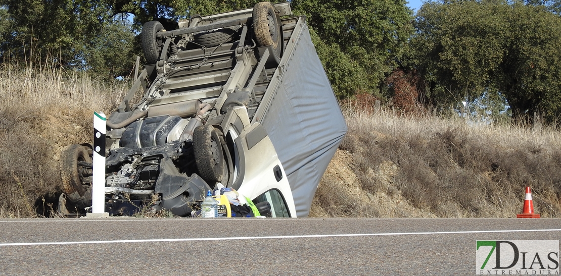 Salva su vida de milagro en la carretera Cáceres-Badajoz