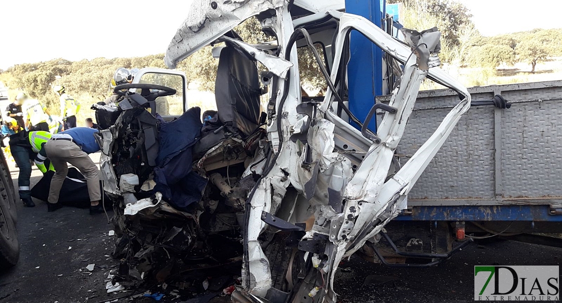 En quirófano el herido crítico en el accidente mortal entre dos camiones