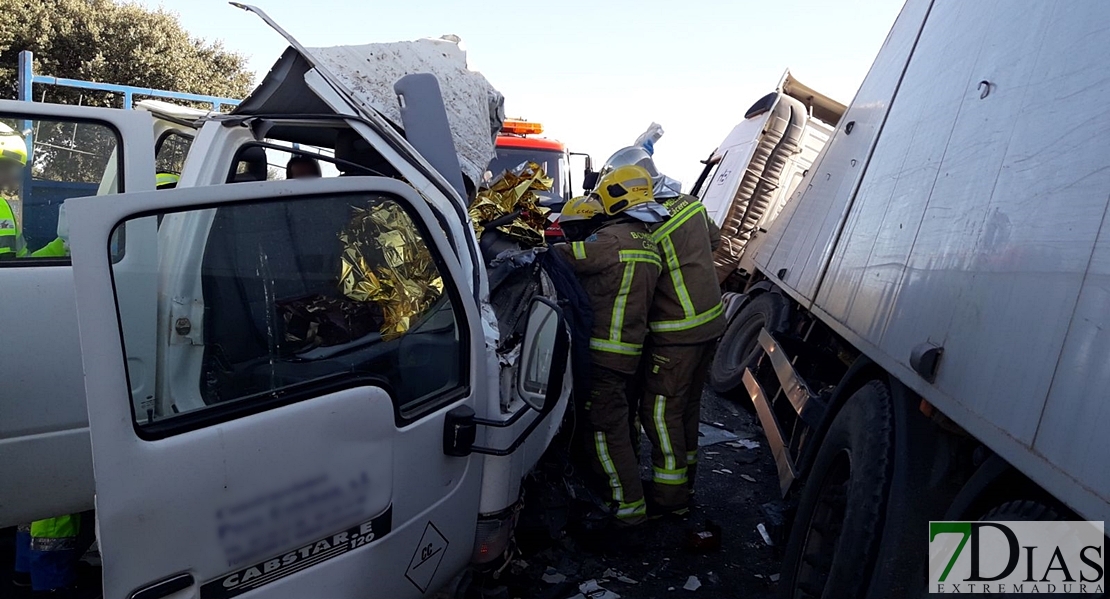 En quirófano el herido crítico en el accidente mortal entre dos camiones