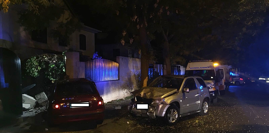 Un coche se empotra contra una vivienda en Las Vaguadas (Badajoz)