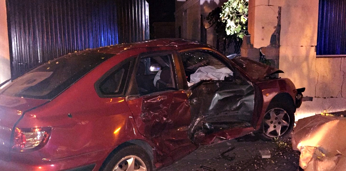 Un coche se empotra contra una vivienda en Las Vaguadas (Badajoz)