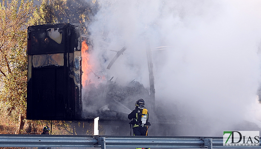 Un incendio en un tráiler provoca grandes retenciones en la A-5