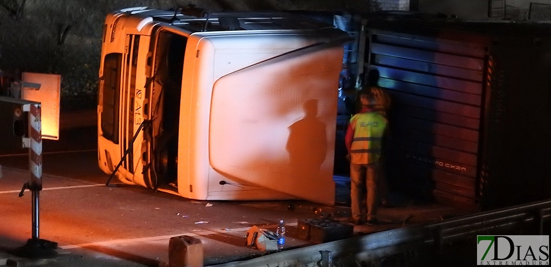 Cinco horas cortada la carretera desde la autovía hacia Almendralejo