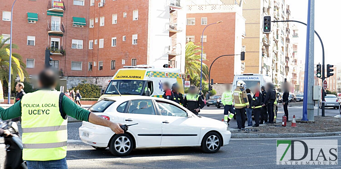 Accidente entre un camión de bomberos y un turismo en la autopista