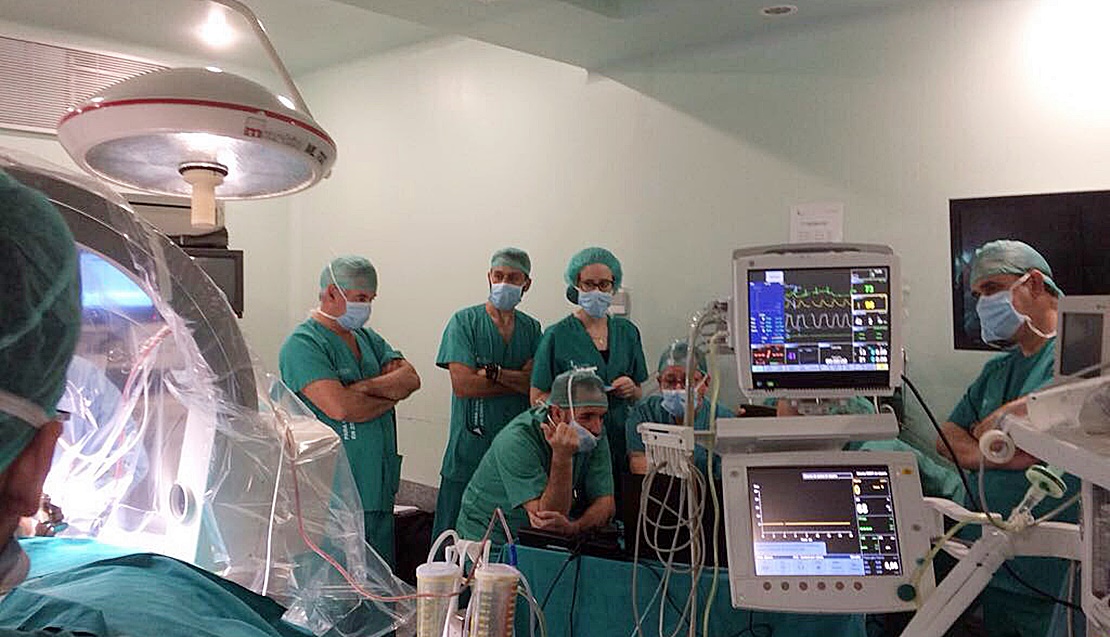 Realizan el primer implante en Extremadura de un estimulador cerebral para tratar el Parkinson
