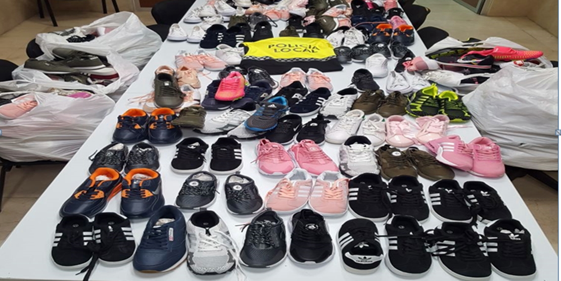 Intervienen 180 pares de zapatillas deportivas falsificadas en el mercadillo