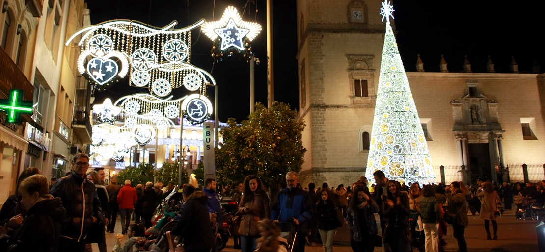Gran ambiente en las calles pacenses para recibir a la navidad
