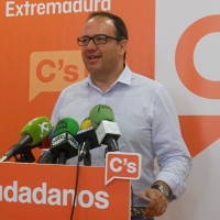 Polo: &quot;Extremadura tiene este tren por incompetencia de PSOE y PP&quot;