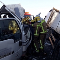 En quirófano el herido crítico en el accidente mortal entre dos camiones