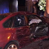 Un coche se empotra contra una vivienda en Las Vaguadas (Badajoz)