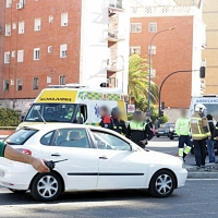 Accidente entre un camión de bomberos y un turismo en la autopista