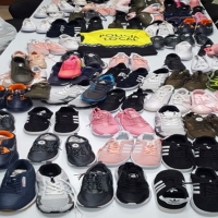 Intervienen en el mercadillo 180 pares de zapatillas falsificadas