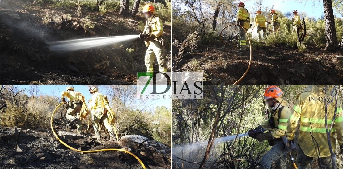 Bomberos forestales trabajan para sofocar un incendio en la Sierra de San Pedro