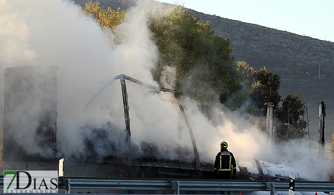 Un incendio en un tráiler provoca grandes retenciones en la A-5