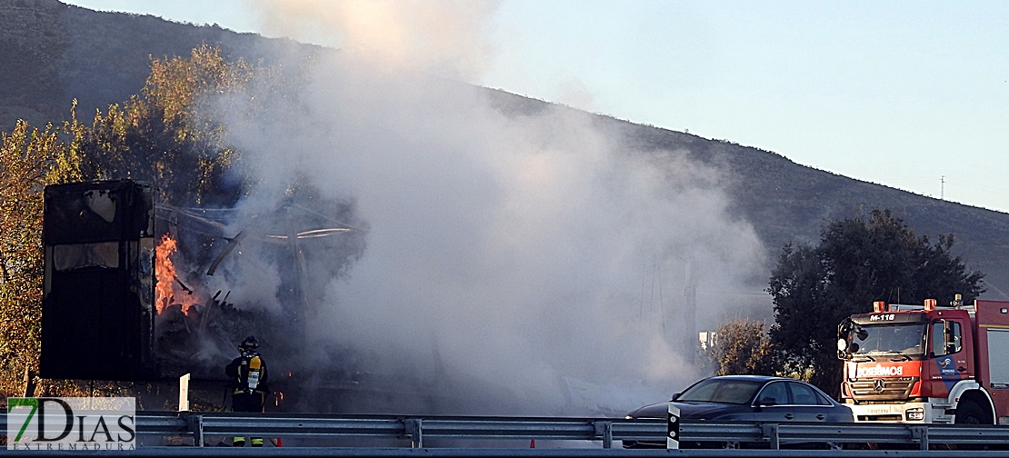 Un incendio en un tráiler provoca grandes retenciones en la A-5