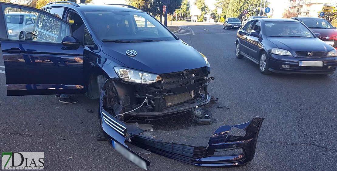 Accidente entre un vehículo y un autobús en Badajoz