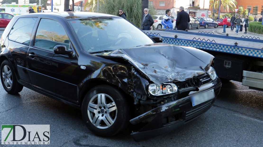 Accidente entre un camión de bomberos y un turismo en la autopista