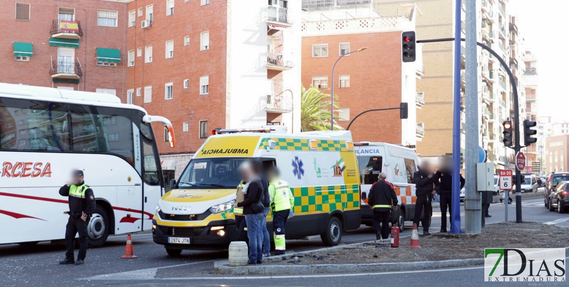 Accidente entre un camión de bomberos y un turismo en la autopista