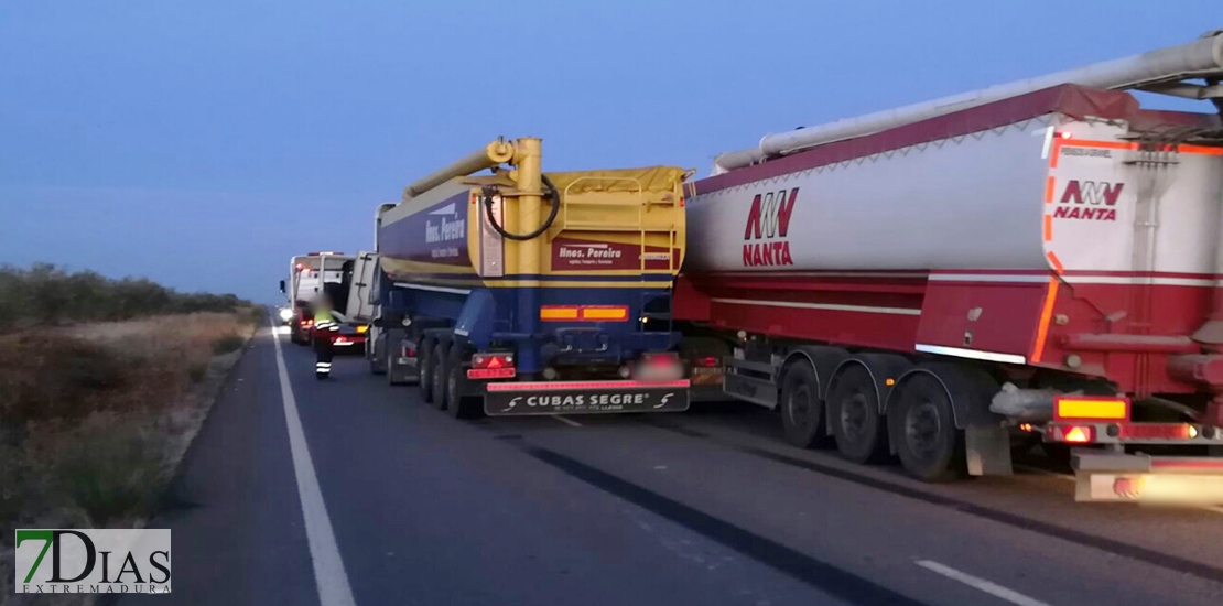 La avería en un camión impide la circulación en la EX-105