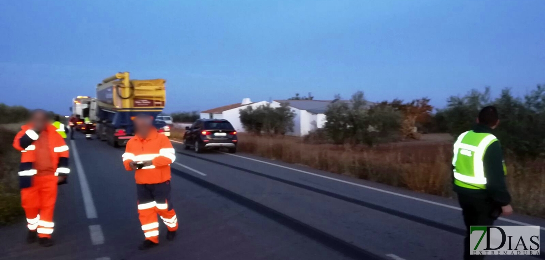 La avería en un camión impide la circulación en la EX-105