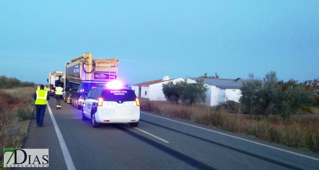La avería en un camión impide la circulación en la EX-105