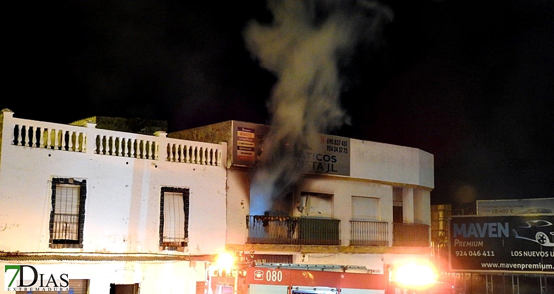 Calcinada una vivienda en Badajoz tras incendiarse