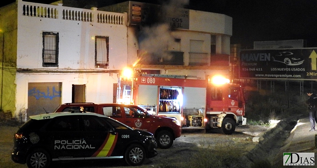 Calcinada una vivienda en Badajoz tras incendiarse