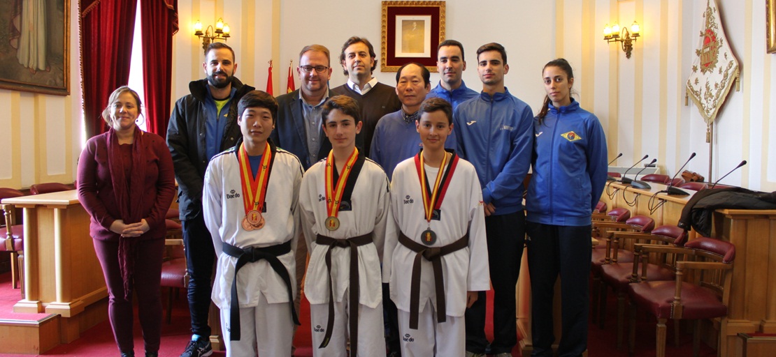 El equipo Tae Guk Kim visita el consistorio tras sus victorias en el campeonato de España