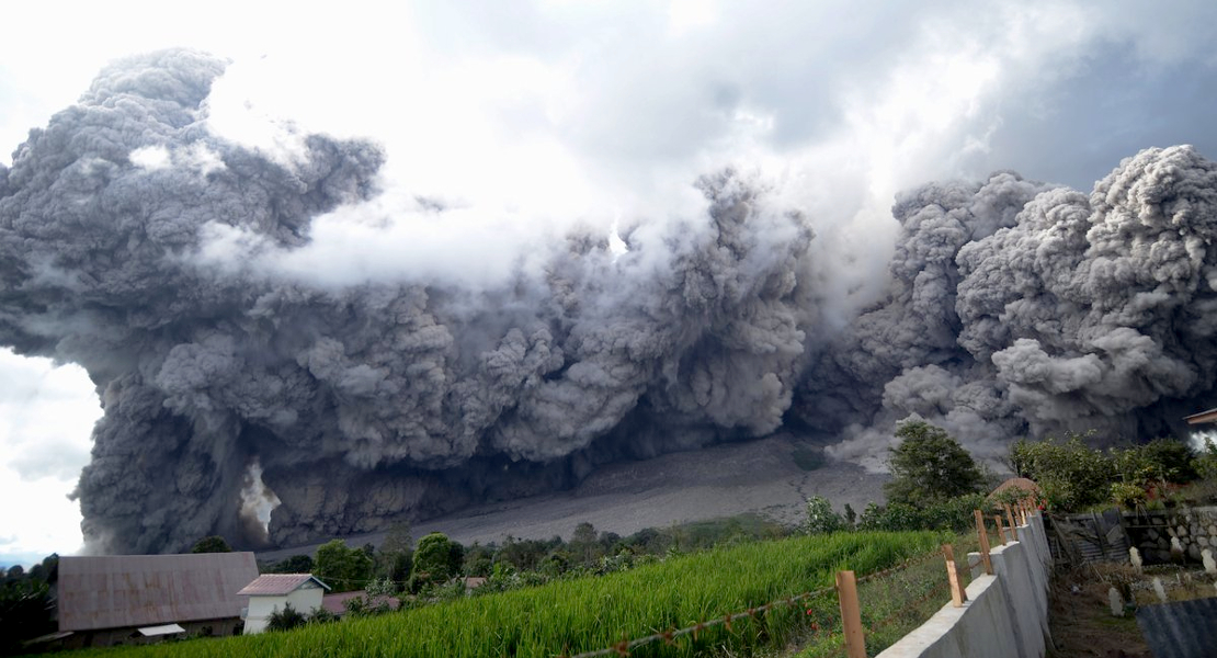 Miles de evacuados tras la entrada en erupción de un volcán en Sumatra, Indonesia