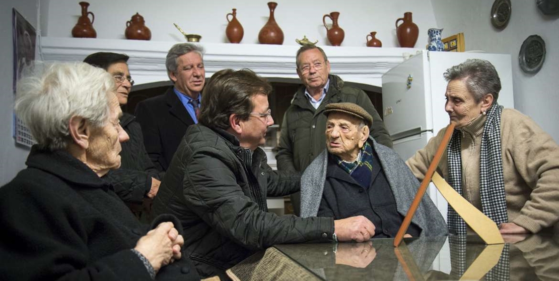 Fernández Vara visita al hombre más longevo de la Tierra