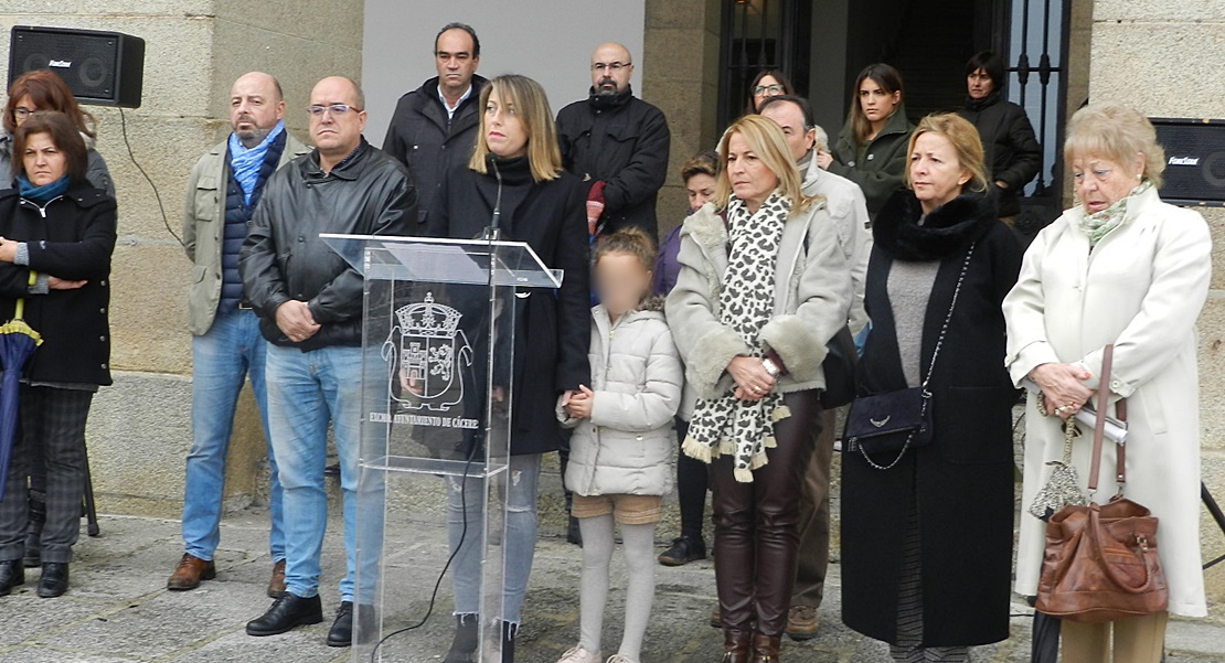 Un minuto de silencio contra la violencia machista en Cáceres