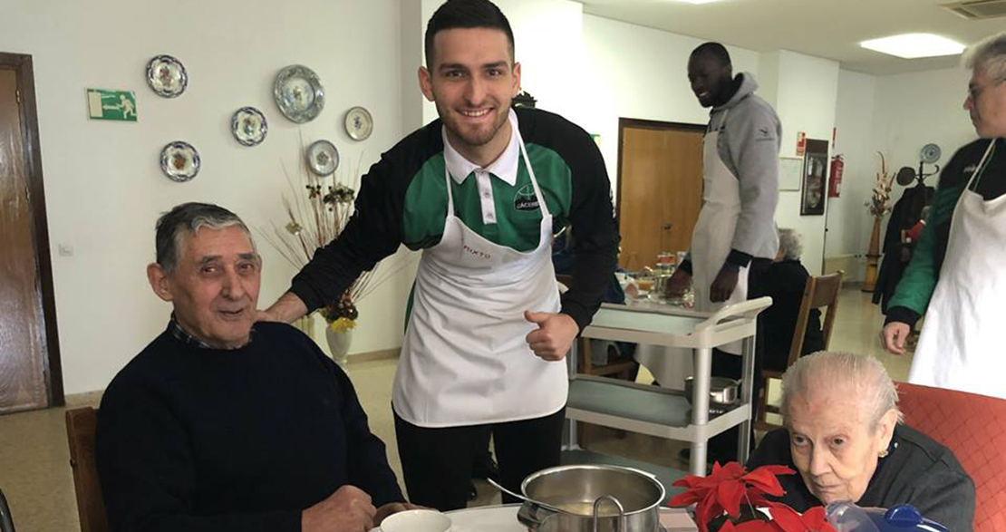 El Cáceres Basket muestra su lado más solidario