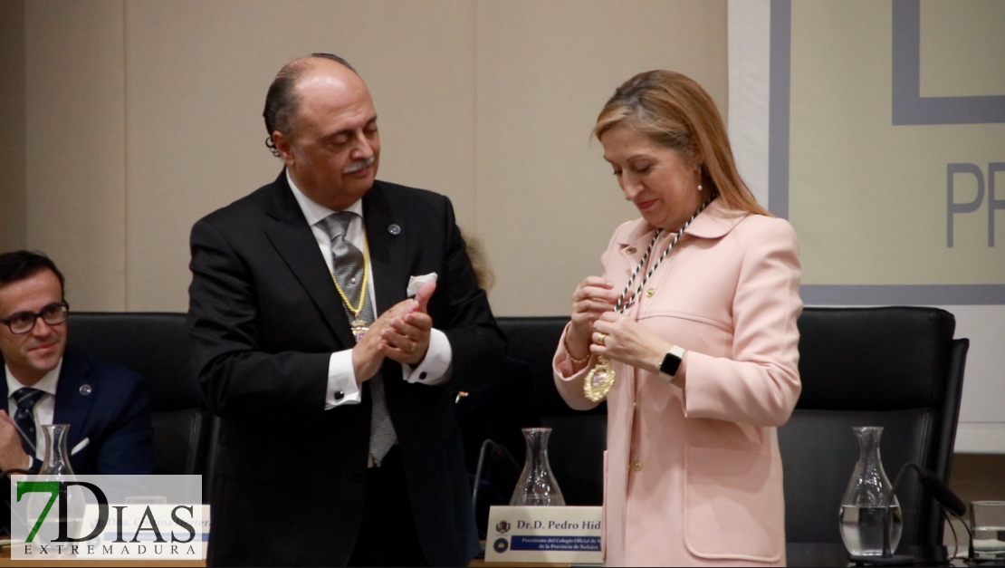 Ana Pastor recibe la Medalla de Oro del Colegio de Médicos