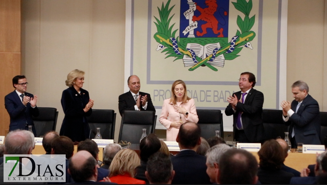 Ana Pastor recibe la Medalla de Oro del Colegio de Médicos