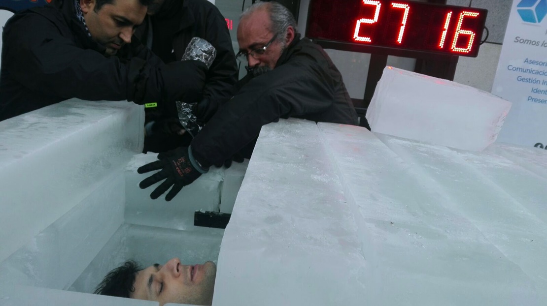 El ilusionista Alfred Cobami bate récord mundial tras sumergirse bajo hielo varias horas