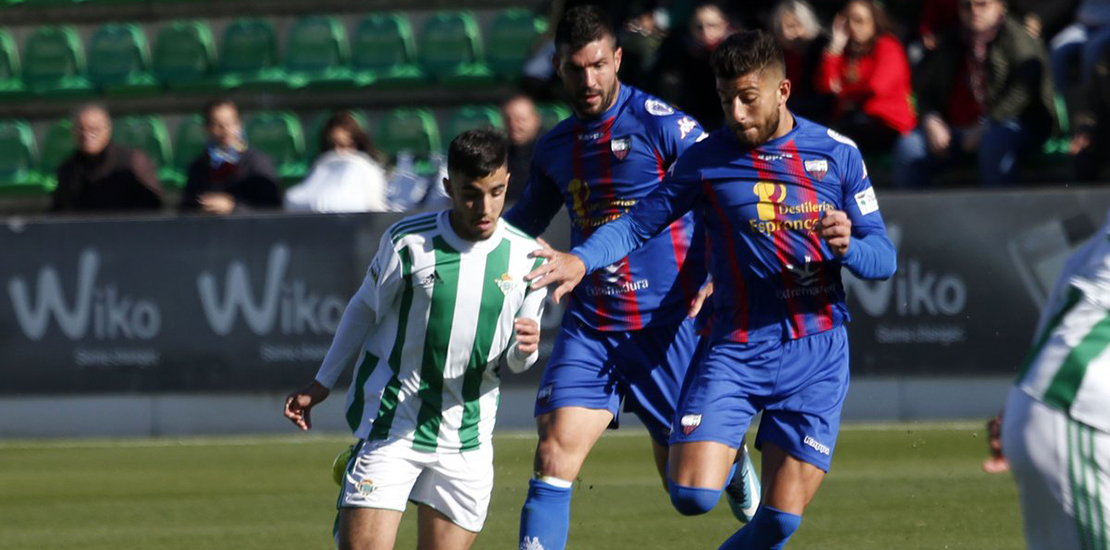 El Extremadura golea para estar a al altura de su afición