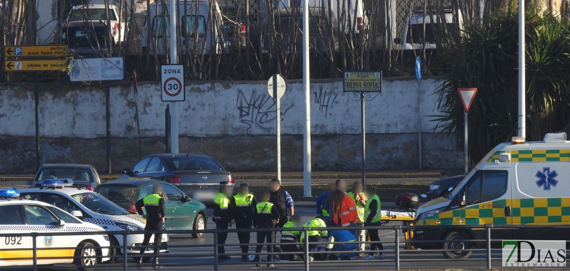 Accidente de tráfico en la rotonda de Los Tres Poetas