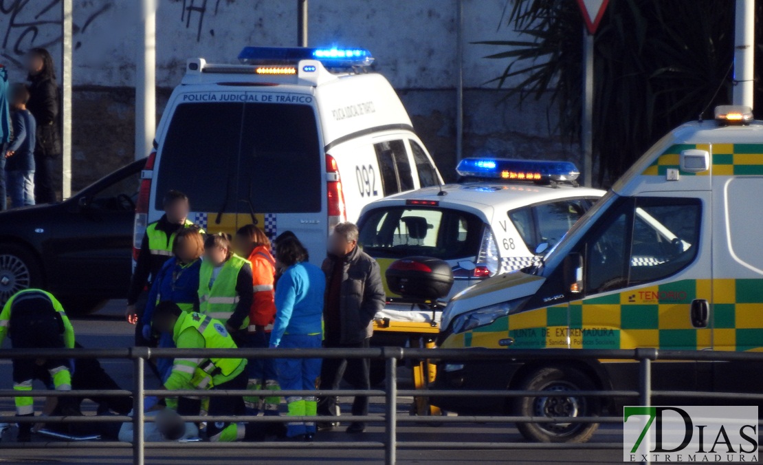 Accidente de tráfico en la rotonda de Los Tres Poetas