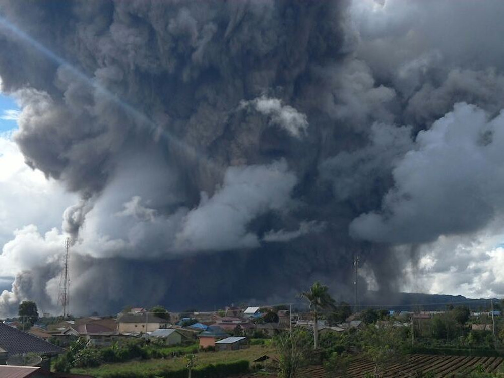 Miles de evacuados tras la entrada en erupción de un volcán en Sumatra, Indonesia