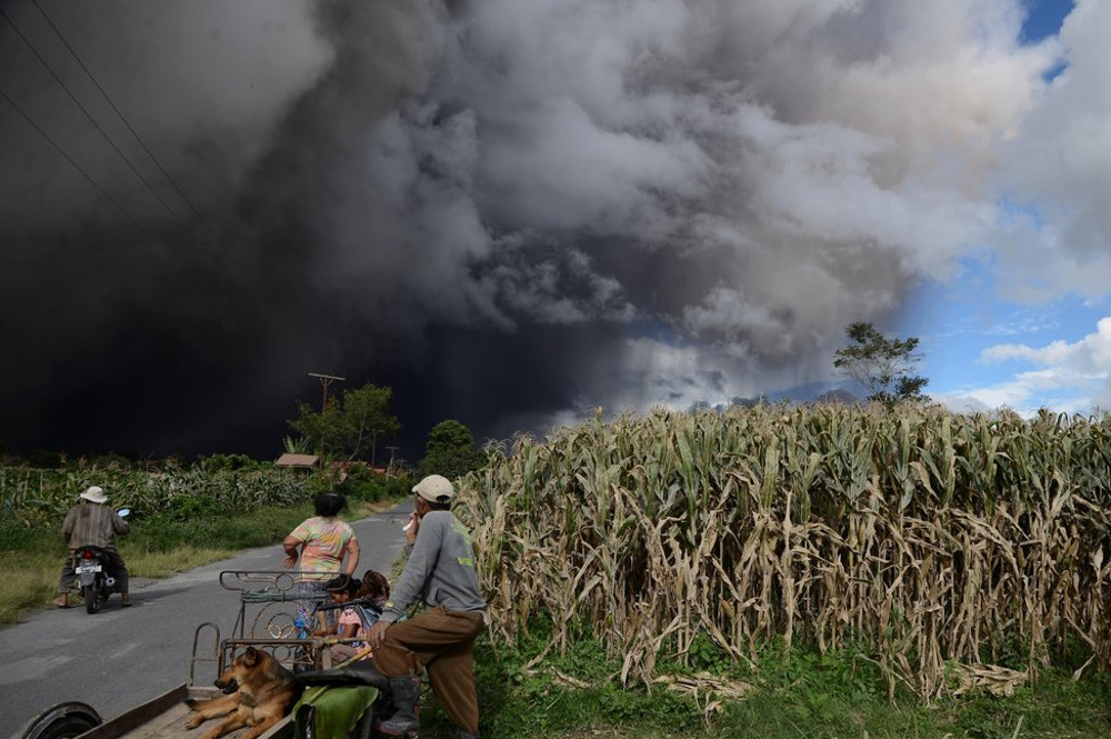 Miles de evacuados tras la entrada en erupción de un volcán en Sumatra, Indonesia