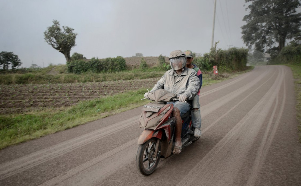 Miles de evacuados tras la entrada en erupción de un volcán en Sumatra, Indonesia