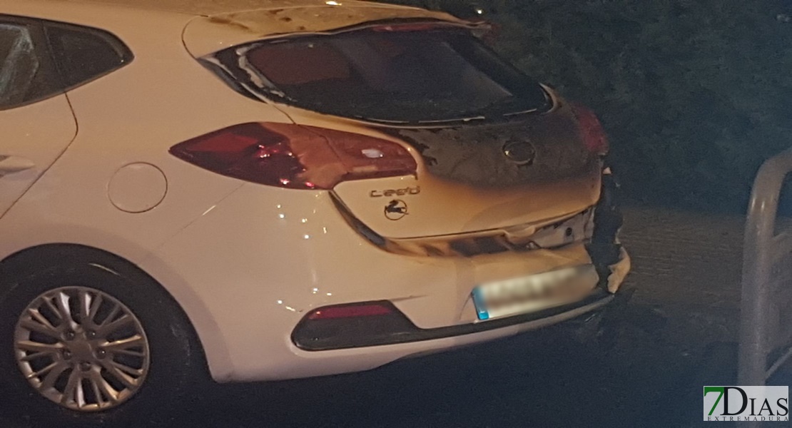 Afectado un turismo tras incendiarse un punto limpio