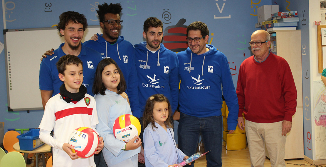 El Electrocash Cáceres visita a los niños del Hospital San Pedro de Alcántara