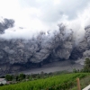 Miles de evacuados tras la entrada en erupción de un volcán en Sumatra, Indonesia