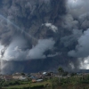 Miles de evacuados tras la entrada en erupción de un volcán en Sumatra, Indonesia