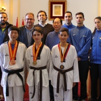 El equipo Tae Guk Kim visita el consistorio tras sus victorias en el campeonato de España